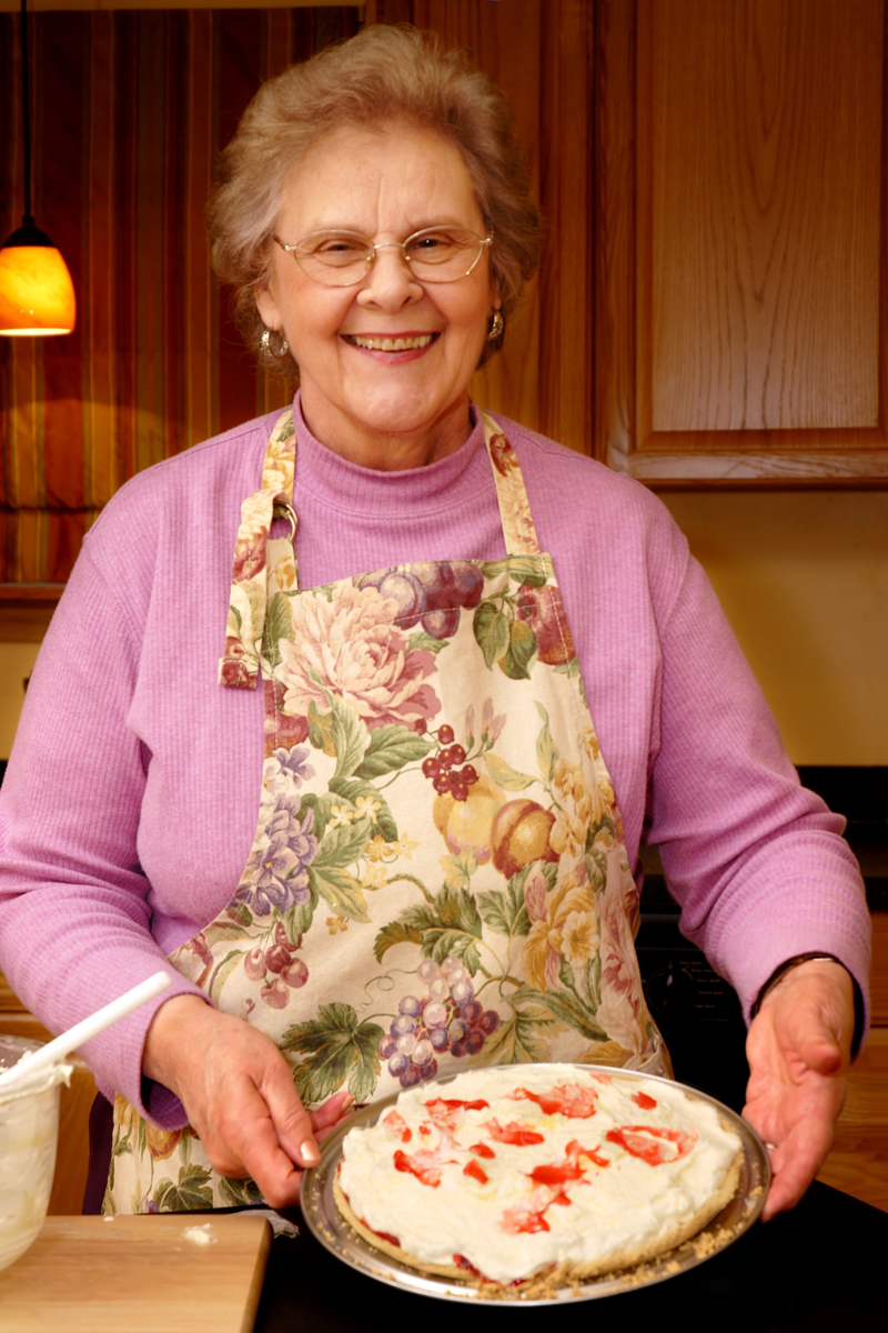 Seniorin backt Kuchen